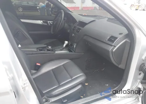 2009 Mercedes-Benz C 300 Luxury 4Matic/Sport 4Matic z USA, uszkodzony, nr VIN WDDGF81X29R047746